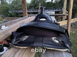 16'' Abetta Black Western Endurance Trail Saddle + Tough1 Hunter Green Pad