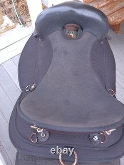 16'' Black Action co, Western Endurance Trail saddle w neoprene bottom QH BARS