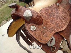 16 WESTERN SHOWMAN SADDLERY SADDLE OAK LEAF AND ACORN TOLLED Full QH Bars