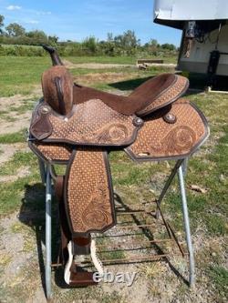 16 Western trail/pleasure saddle withbasket tooled two-tone leather