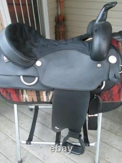 17'' Black Wintec Western trail saddle regular QH BARS w 34''Neoprene cinch USA