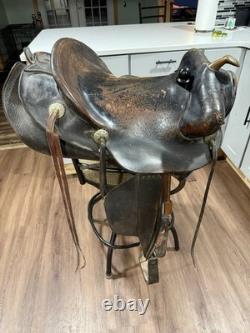 Antique Simco Western Horse Saddle. Brass horn. Genuine Leather. Star Tassels