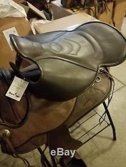 Barefoot Treeless Endurance saddle with matching fenders/stirrups and new seat