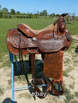 Beautiful Used/Vintage 16 Cajuns tooled leather Western saddle US made