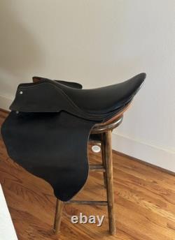 Courbette cut-back gaited saddleseat Saddle. Large Size. Good Condition