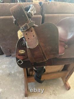 Crates 230 Western Trail Saddle 15 Seat Semi QH Bars