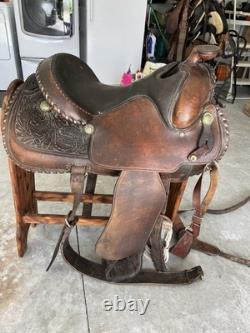 Crates Western Saddle