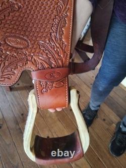 Excellent condition Reinsman Western Saddle. Beautiful craftsmanship