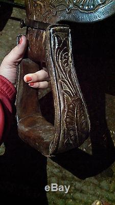 Horse Saddle Hereford Beautiful toolwork 15.5 Leather Flowers Good condition