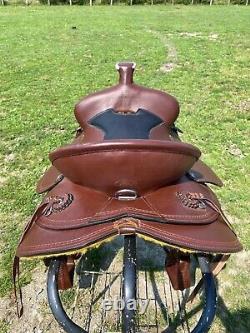 King Series 15.5 border tooled Western round skirt trail / pleasure saddle