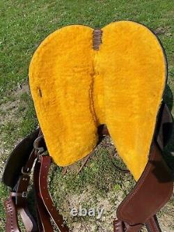 King Series 15.5 border tooled Western round skirt trail / pleasure saddle