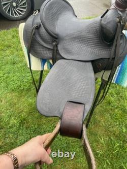 Lovely Vintage Bear Trap Style Western Saddle! Fully usable