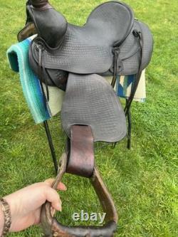 Lovely Vintage Bear Trap Style Western Saddle! Fully usable