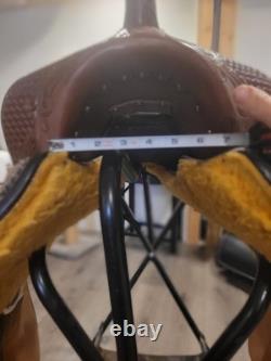 Super comfy leather Western trail saddle with stirrups included. Only ridden 3x