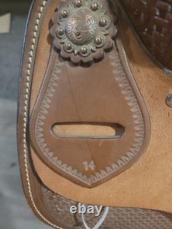 Super comfy leather Western trail saddle with stirrups included. Only ridden 3x