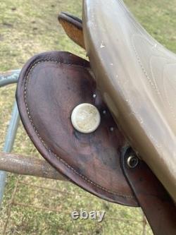 Used 16 Buena Vista gaited horse plantation saddle withWestern rigging