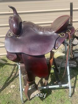 Used 18 wide tree Tucker High Plains round skirt Western trail saddle