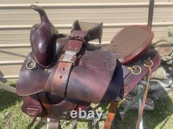 Used 18 wide tree Tucker High Plains round skirt Western trail saddle