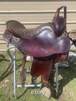 Used 18 wide tree Tucker High Plains round skirt Western trail saddle