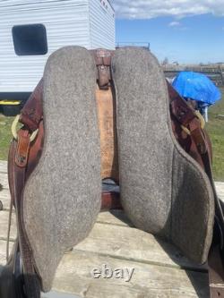 Used 18 wide tree Tucker High Plains round skirt Western trail saddle
