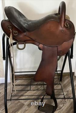 Used Crates Trail Western Endurance saddle Great condition! 17 Seat, 22 Lbs