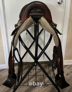 Used Crates Trail Western Endurance saddle Great condition! 17 Seat, 22 Lbs