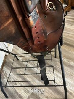 Used Crates Trail Western Endurance saddle Great condition! 17 Seat, 22 Lbs