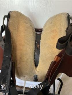 Used Crates Trail Western Endurance saddle Great condition! 17 Seat, 22 Lbs
