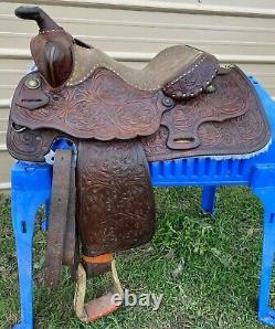 Used/Vintage 15 tooled leather Longhorn Western saddle withwide bars US made