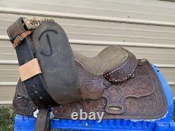 Used/Vintage 15 tooled leather Longhorn Western saddle withwide bars US made