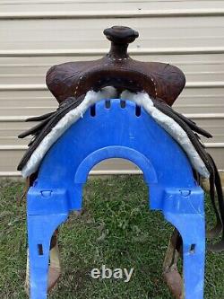 Used/Vintage 15 tooled leather Longhorn Western saddle withwide bars US made