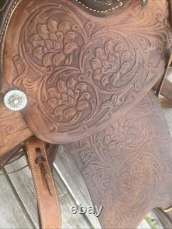 Vintage Horse Saddle Very Nice Leather (OLD) With Gold And Sliver Colored Metals