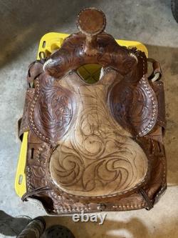 Vintage Tooled Leather Western Trail Horse Saddle With Shearling Bottom B