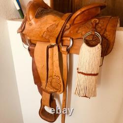 Vintage Western Trail Pleasure Horse Saddle Model 821 Hand Tooled Oak Leaf Pad