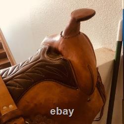 Vintage Western Trail Pleasure Horse Saddle Model 821 Hand Tooled Oak Leaf Pad