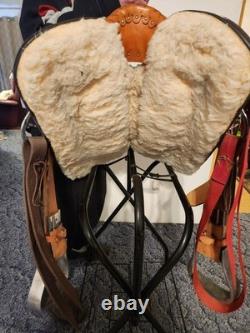 Western Saddle. 14, Very Lite. Leather Detail, Aluminum Stirrups, Suede Seat